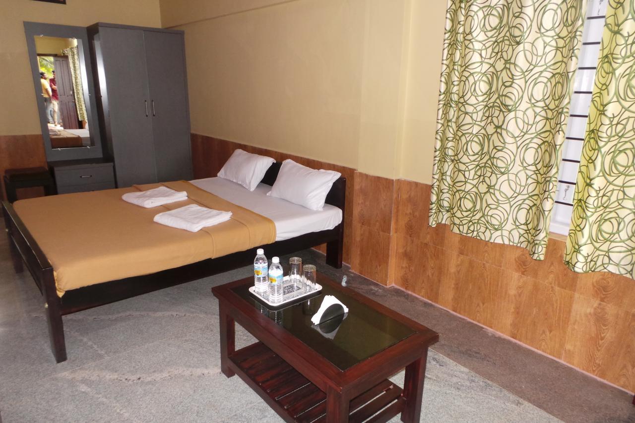 Iroomz Sri Vinayaka Comfort Virajpet Buitenkant foto
