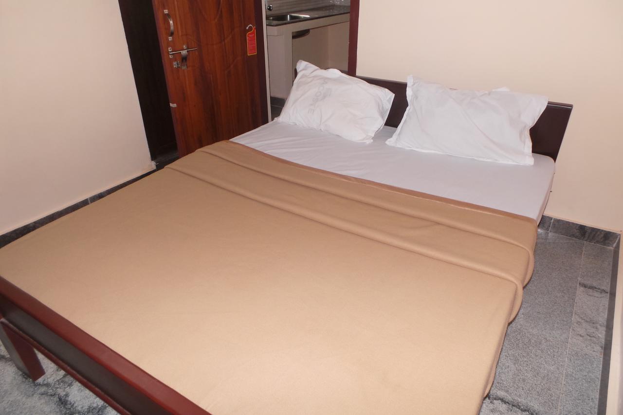 Iroomz Sri Vinayaka Comfort Virajpet Buitenkant foto