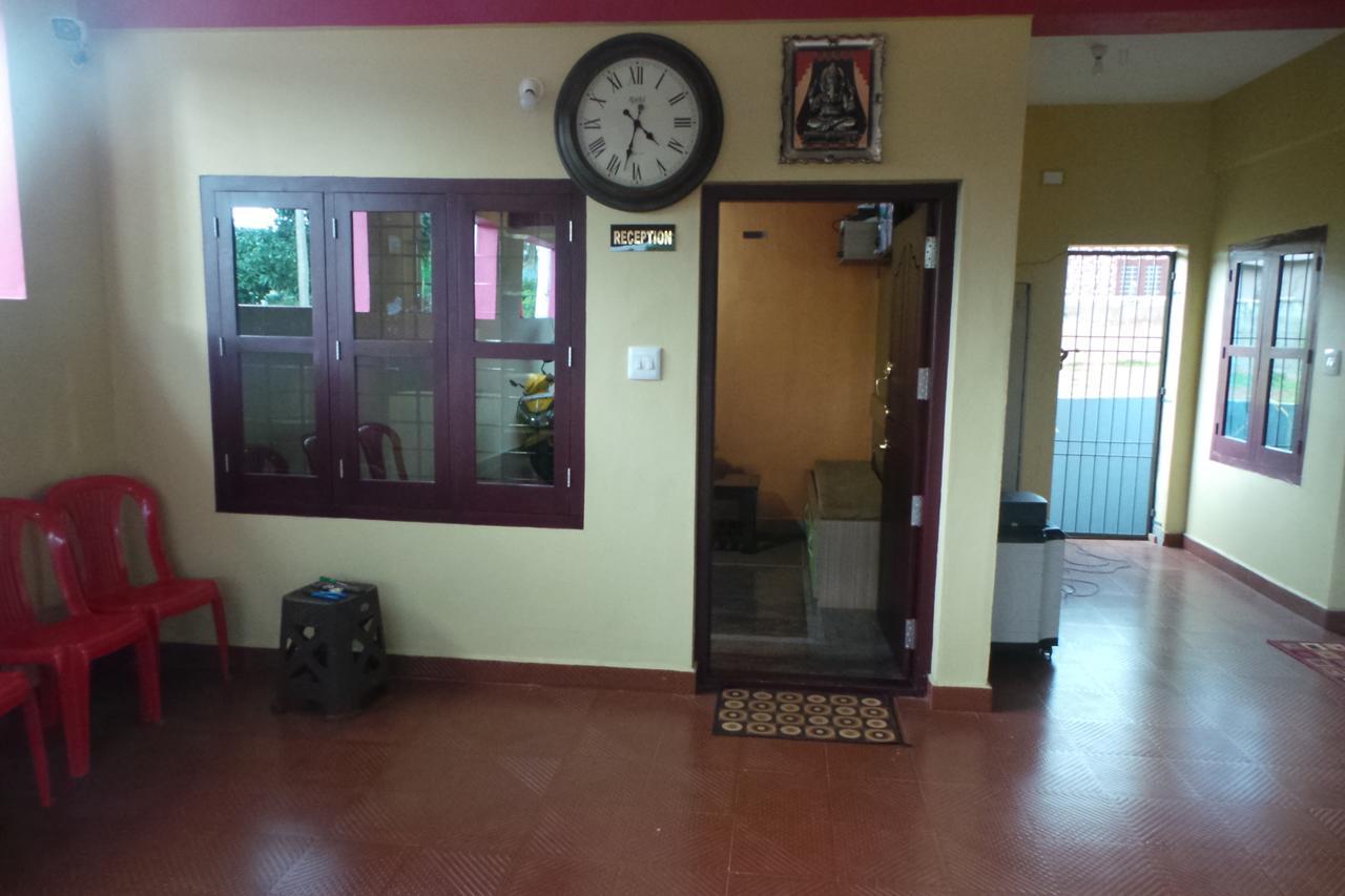 Iroomz Sri Vinayaka Comfort Virajpet Buitenkant foto