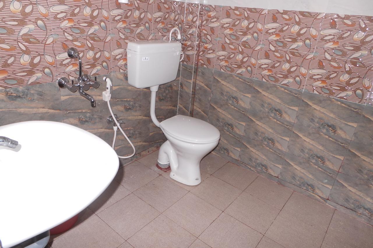 Iroomz Sri Vinayaka Comfort Virajpet Buitenkant foto