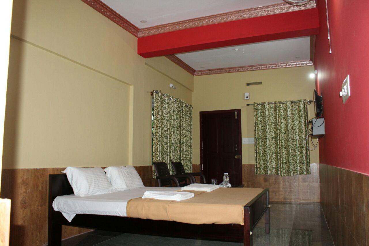 Iroomz Sri Vinayaka Comfort Virajpet Buitenkant foto