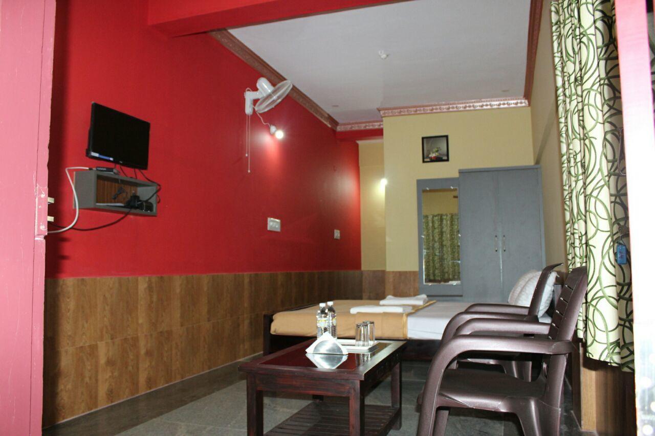 Iroomz Sri Vinayaka Comfort Virajpet Buitenkant foto